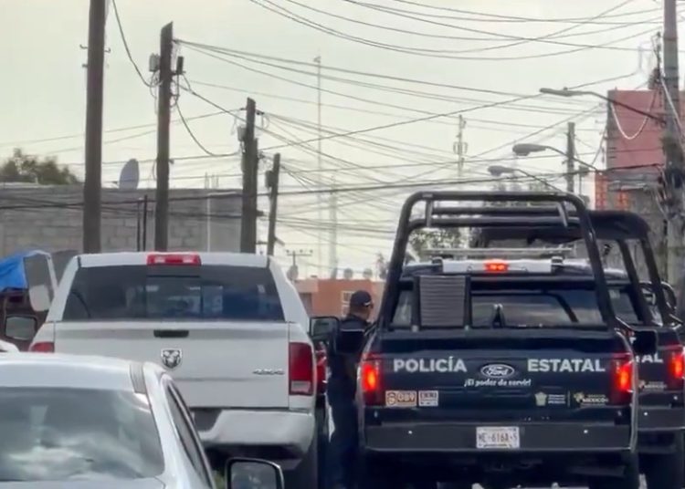 Hombre se atrinchera en vivienda de Los Héroes Tecámac y toma como rehenes a cinco personas