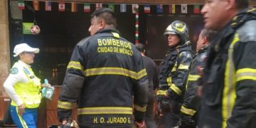 Incendio en restaurante de Santa Fe obliga a evacuar a 800 personas; no hay lesionados