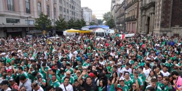 Miles toman el Centro Histórico para seguir el debut de México en el Mundial