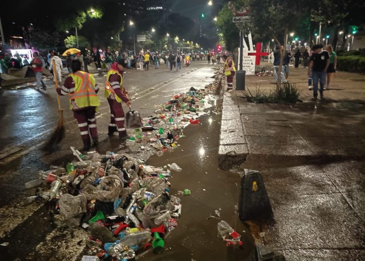 ¡No sean así! Celebración del Tricolor deja 40 toneladas de basura en CDMX