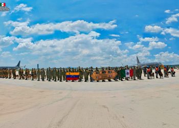 Rescatistas de varios países llegan a Venezuela tras devastadores terremotos