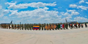 Rescatistas de varios países llegan a Venezuela tras devastadores terremotos