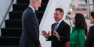 Pablo Lemus recibe al rey Felipe VI previo al España vs. Uruguay en Guadalajara
