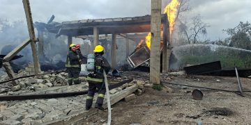 Alarma en Tepeaca: estallan cuatro pipas de gas LP y desalojan hospital y escuelas