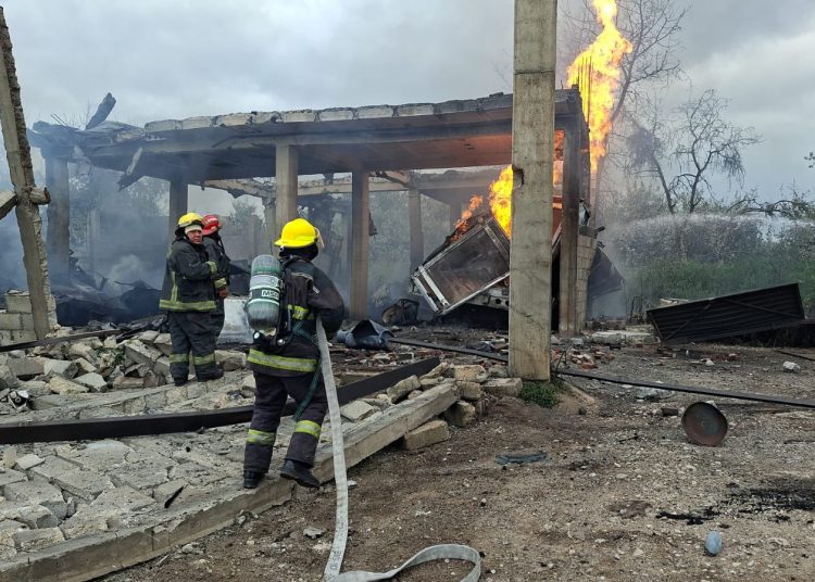 Alarma en Tepeaca: estallan cuatro pipas de gas LP y desalojan hospital y escuelas