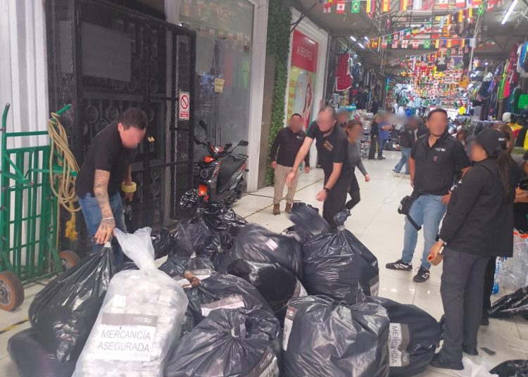 Aseguran en el Centro Histórico de la CDMX, más de 65 mil piezas de mercancía apócrifa