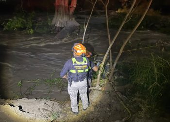 Rescatan a familia atrapada en el Río La Silla en Guadalupe; buscan a mujer arrastrada por la corriente