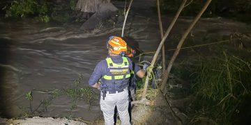 Rescatan a familia atrapada en el Río La Silla en Guadalupe; buscan a mujer arrastrada por la corriente
