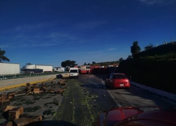 Accidente múltiple paraliza la autopista México-Puebla; reportan un muerto y varios lesionados
