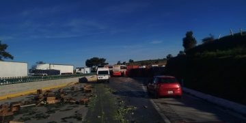Accidente múltiple paraliza la autopista México-Puebla; reportan un muerto y varios lesionados