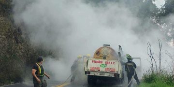 Se quemó pipa de gas en la carretera libre México-Puebla en Ixtapaluca