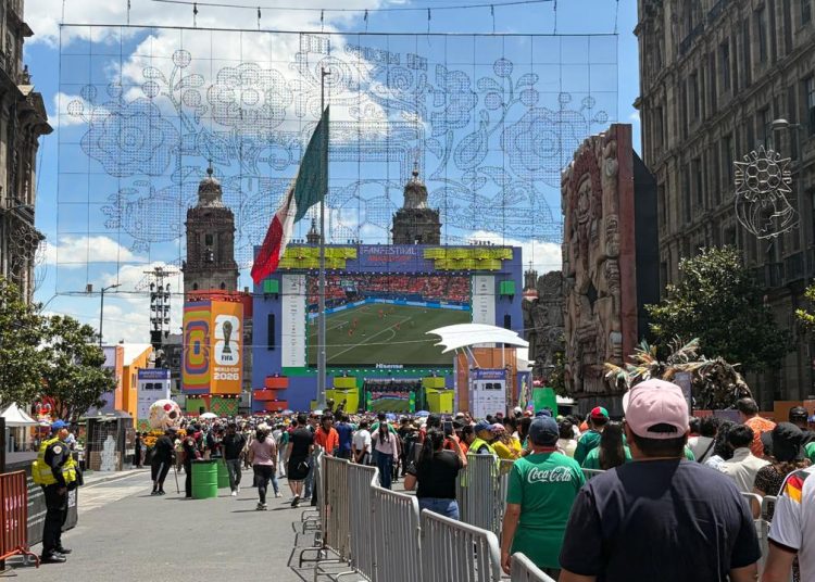 Ambiente futbolero en el Zócalo: el Fan Fest reúne a miles de aficionados