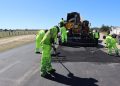 El Gobierno de México, a través de la Secretaría de Infraestructura, Comunicaciones y Transportes (SICT), encabezada por Jesús Esteva Medina, informó que mediante el MegaBachetón 2026, en el primer semestre del año se ha dado mantenimiento a 47 mil 913 kilómetros de la Red Carretera Federal Libre de Peaje. Del total, en 45 mil 338 km se realizaron trabajos de conservación rutinaria y en 2 mil 38 km acciones de conservación periódica; además, se renovaron 537 km de carpeta asfáltica con trenes de pavimentación y se atendieron 38 mil 274 baches. Más de 16 mil trabajadores participan en labores de conservación La Dirección General de Conservación de Carreteras destacó que para estas labores se desplegaron 16 mil 896 trabajadores, organizados en 816 cuadrillas que recorren el territorio nacional para mantener en óptimas condiciones las carreteras federales libres de peaje. En conservación rutinaria —que incluye bacheo, limpieza de cunetas, deshierbe, poda de maleza y retiro de escombros— se han intervenido 122 mil 477 metros cuadrados, utilizando 19 mil 719 toneladas de mezcla asfáltica. Conservación periódica supera los 15 millones de metros cuadrados atendidos En lo que respecta a la conservación periódica, se realizan trabajos de mayor alcance como reencarpetado, sellado de grietas, reemplazo de señalamientos y rehabilitación de drenaje. Hasta junio, se han atendido 15 millones 285 mil metros cuadrados y se han utilizado 1 millón 757 mil 775 toneladas de mezcla asfáltica, además de 3 mil 336 máquinas para las labores. Trenes de pavimentación impulsan rehabilitación de carreteras Con el uso de Trenes de Pavimentación, se han rehabilitado 537 kilómetros de carreteras federales, equivalentes a más de 4 millones de metros cuadrados de superficie. Actualmente la SICT cuenta con 20 trenes de pavimentación, y en las próximas semanas llegarán 11 más. Además, operan simultáneamente 382 trenes adicionales mediante contratos. Inversión de 50 mil millones de pesos en infraestructura carretera El programa MegaBachetón 2026 contempla una inversión de 50 mil millones de pesos, con el objetivo de rehabilitar más de 45 mil 500 km de la Red Carretera Federal y realizar obras de pavimentación en 18 mil km. Gobierno federal busca mejorar seguridad vial en todo el país La SICT reiteró su compromiso de garantizar la seguridad vial y atender la demanda ciudadana de contar con una mejor infraestructura carretera en todo el país.