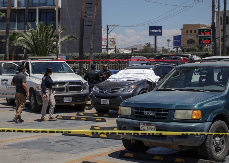 Cadáver dentro de una camioneta genera alerta en zona mundialista de Tijuana