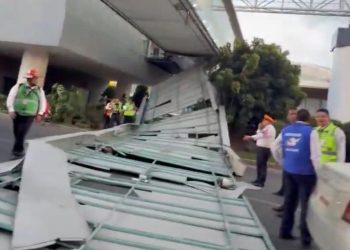 Se desprende techumbre en puente peatonal de la Terminal 1 del AICM