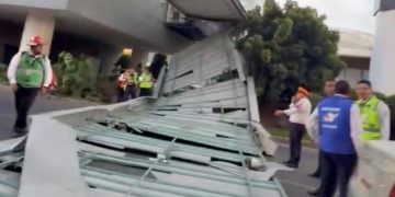 Se desprende techumbre en puente peatonal de la Terminal 1 del AICM