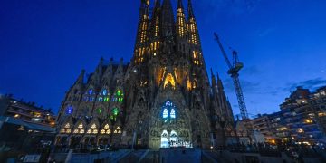 El papa León XIV bendice la Torre de Jesús de la Sagrada Familia