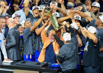 Los New York Knicks se proclamaron este sábado campeones de la NBA por primera vez en 53 años, tras imponerse por 94-90 a los Spurs en el Frost Bank
