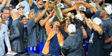 Los New York Knicks se proclamaron este sábado campeones de la NBA por primera vez en 53 años, tras imponerse por 94-90 a los Spurs en el Frost Bank