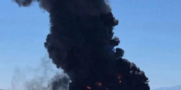 Se estrella bombardero B-52 de Estados Unidos tras despegar en California