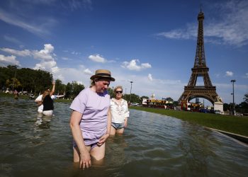 Francia activa alerta roja por calor extremo en más de la mitad del país