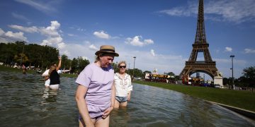 Francia activa alerta roja por calor extremo en más de la mitad del país
