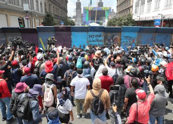 Maestros de la CNTE enfrentan cerco policial en el Centro Histórico de CDMX