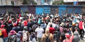 Maestros de la CNTE enfrentan cerco policial en el Centro Histórico de CDMX
