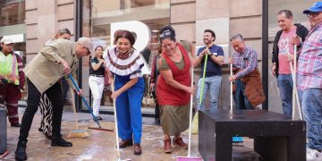Clara Brugada encabeza limpieza del Centro Histórico tras retiro de campamentos de la CNTE