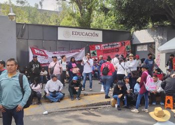 Maestros de la CNTE protestan frente a Gobernación, SEP e ISSSTE