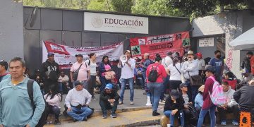Maestros de la CNTE protestan frente a Gobernación, SEP e ISSSTE