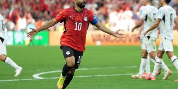 Con una espectacular reacción encabezada por Mohamed Salah, Egipto remontó y venció 3-1 a Nueva Zelanda para adueñarse de la cima del Grupo G