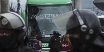 Padres de Ayotzinapa exigen retomar investigación de los 43 a doce años de su desaparición
