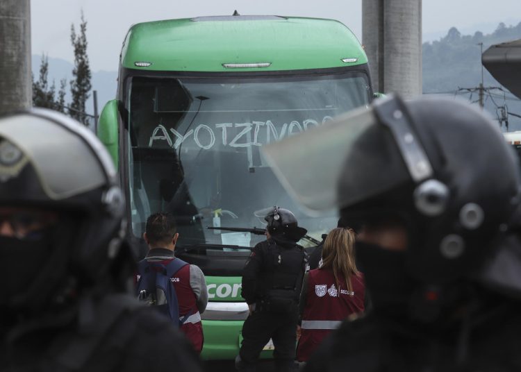 Padres de Ayotzinapa exigen retomar investigación de los 43 a doce años de su desaparición