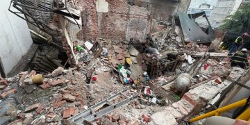 Colapsa vivienda en la colonia Hipódromo; rescatan a adulta mayor entre los escombros