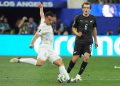 Amirhossein Hosseinzadeh (i) de Irán disputa un balón con Joe Bell de Nueva Zelanda