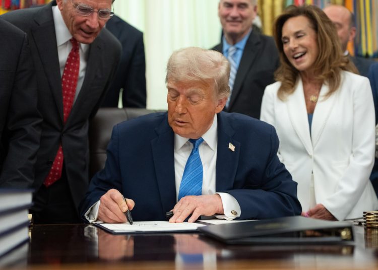 Trump anuncia que este domingo se firmará el acuerdo con Irán para poner fin a la guerra