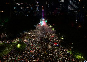 Clara Brugada minimiza daños y basura tras festejos en el Ángel de la Independencia