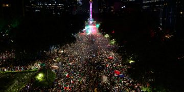 Clara Brugada minimiza daños y basura tras festejos en el Ángel de la Independencia