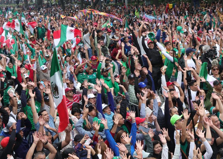 MEX4959. CIUDAD DE MÉXICO (MÉXICO), 06/06/2026.- Miles de personas realizan una ola humana (movimiento masivo de aficionados) este sábado,en una de las principales avenidas de la Ciudad de México (México). La Ciudad de México batió el Récord Guinness de la ola humana más multitudinaria del mundo fuera de un estadio, un evento que congregó a decenas de miles personas y que se convirtió en una fiesta callejera a falta de cinco días para que empiece la Copa del Mundo de fútbol 2026. EFE/ Madla Hartz