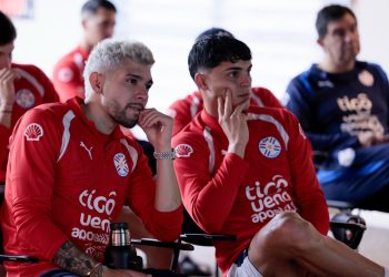 Cardenal paraguayo bendice a jugadores de la Albirroja