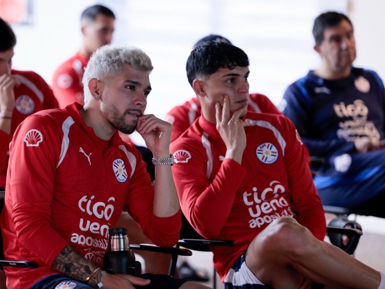 Cardenal paraguayo bendice a jugadores de la Albirroja