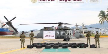 Marina asegura 1.3 toneladas de presunta cocaína frente a costas de Guerrero