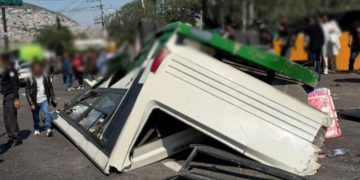 Volcadura de transporte en la México-Pachuca deja al menos 14 lesionados