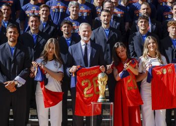 Con el recibimiento por parte de los reyes y sus hijas en el Palacio de la Zarzuela, la selección española de fútbol ha iniciado en Madrid