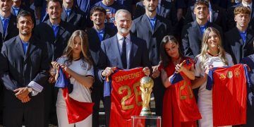 Con el recibimiento por parte de los reyes y sus hijas en el Palacio de la Zarzuela, la selección española de fútbol ha iniciado en Madrid