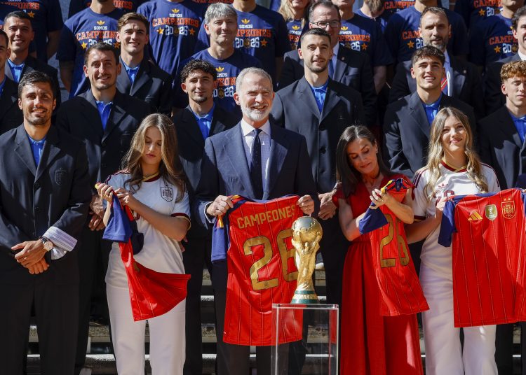 Con el recibimiento por parte de los reyes y sus hijas en el Palacio de la Zarzuela, la selección española de fútbol ha iniciado en Madrid