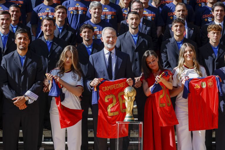 Con el recibimiento por parte de los reyes y sus hijas en el Palacio de la Zarzuela, la selección española de fútbol ha iniciado en Madrid