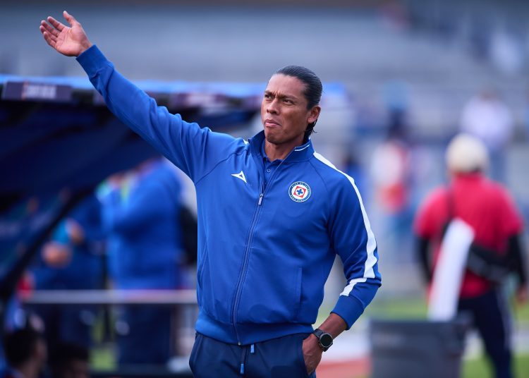Joel Huiqui fue presentado de manera oficial como director técnico de Cruz Azul, iniciando una nueva etapa al frente del primer equipo