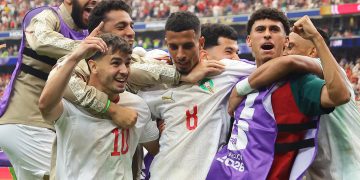 Dos goles de Azzedine Ounahi, en los minutos 50 y 82, clasificó este sábado a Marruecos frente a Canadá (0-3), con el tercer tanto de Soufiane Rahimi